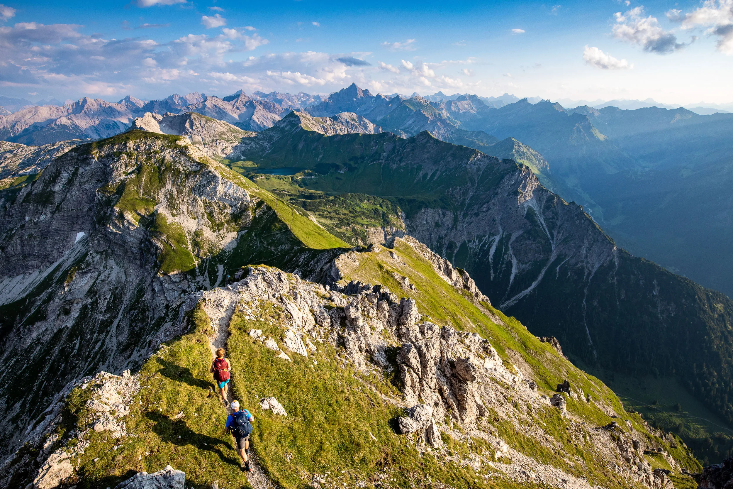 Alpiner Bergkamm in den Allgäuer Alpen bei Sonnenuntergang mit weichem Licht