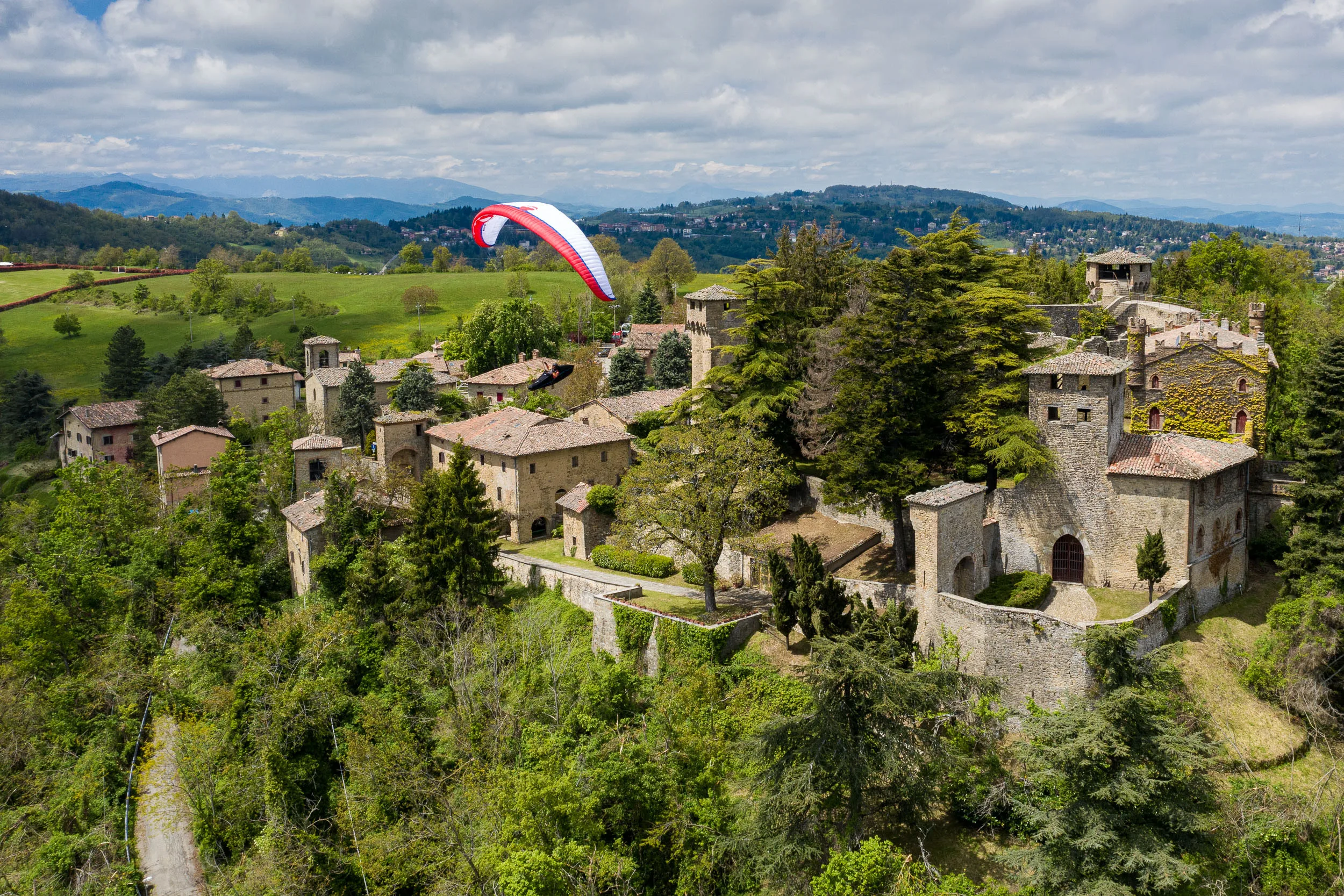 Paraglider im Aufstieg vor dramatischer Wolkenformation