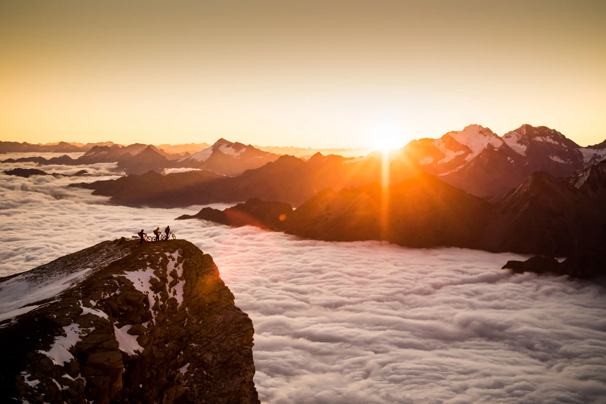 Verschneite Berglandschaft im Allgäu mit klarem Himmel
