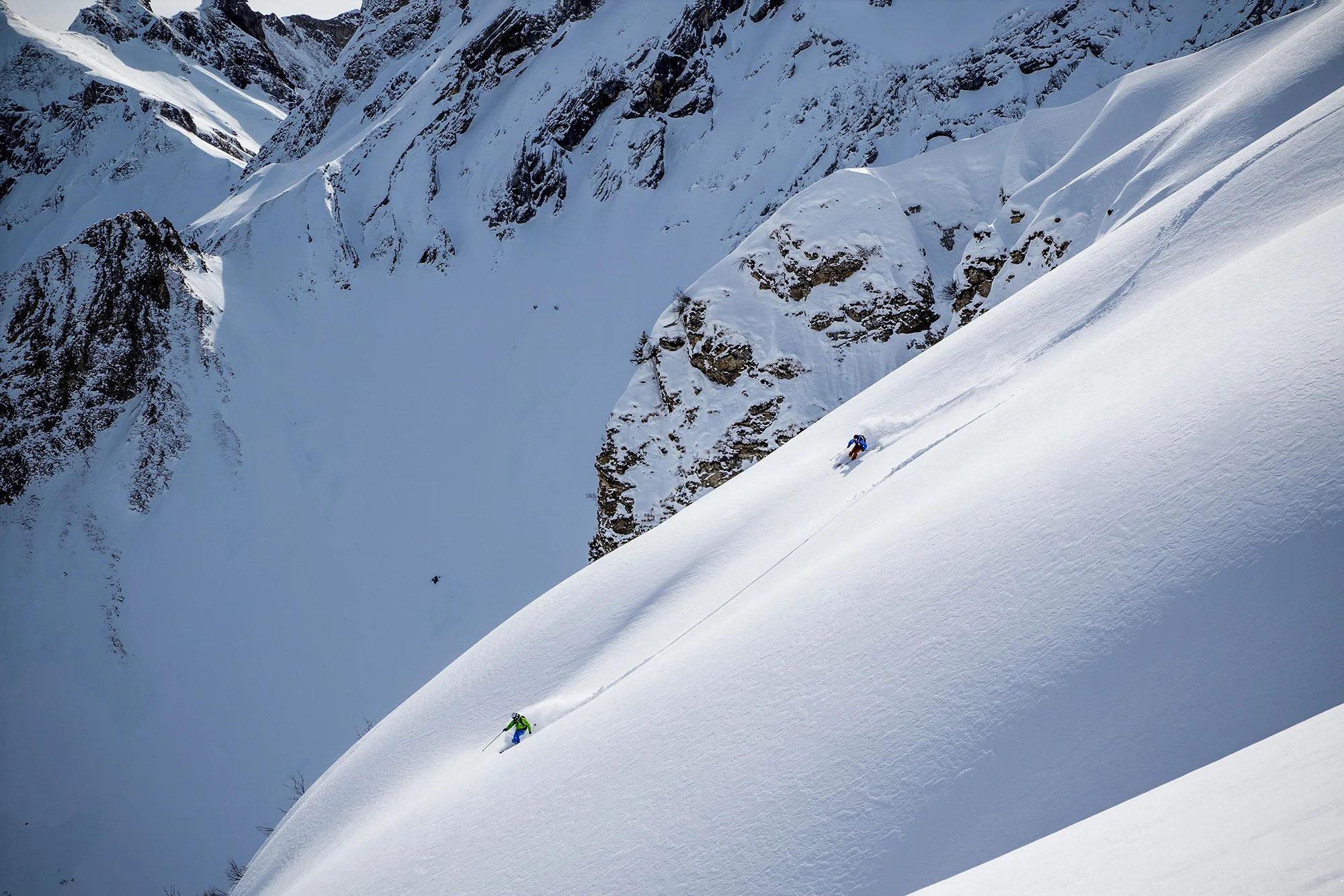Skifahrer im Powder mit aufstiebendem Schnee
