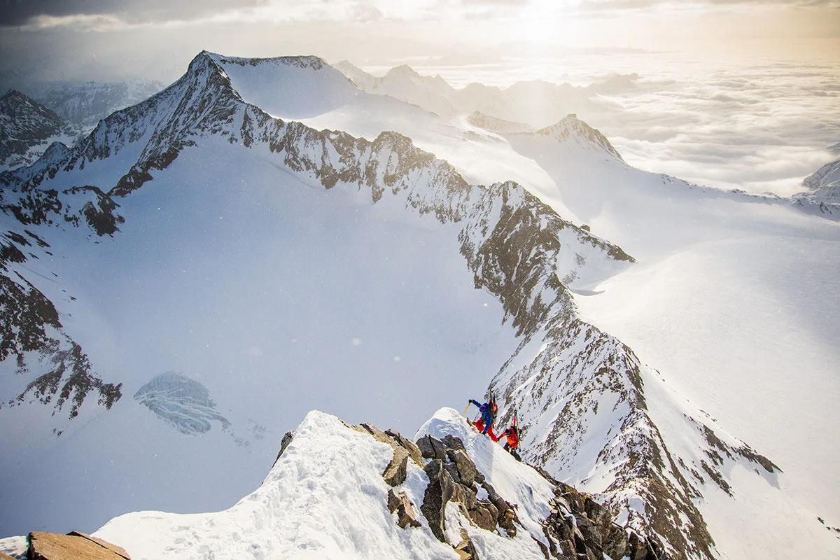 Ruhige Pause im Wintergebirge mit Tiefblick