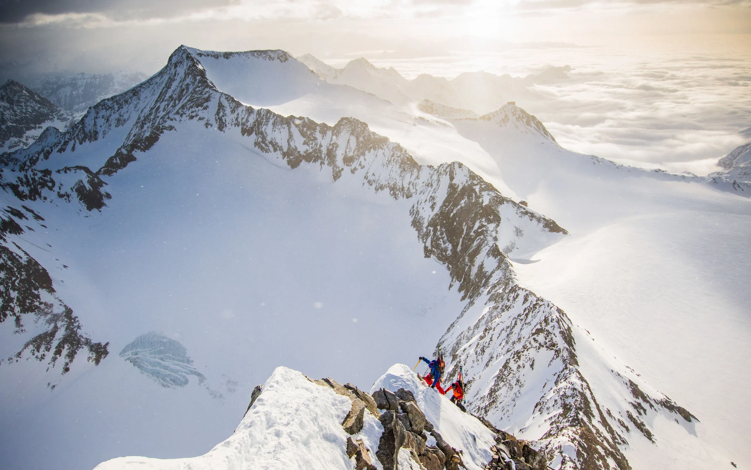 Atmosphärische Berglandschaft mit aufziehenden Wolken im Allgäu