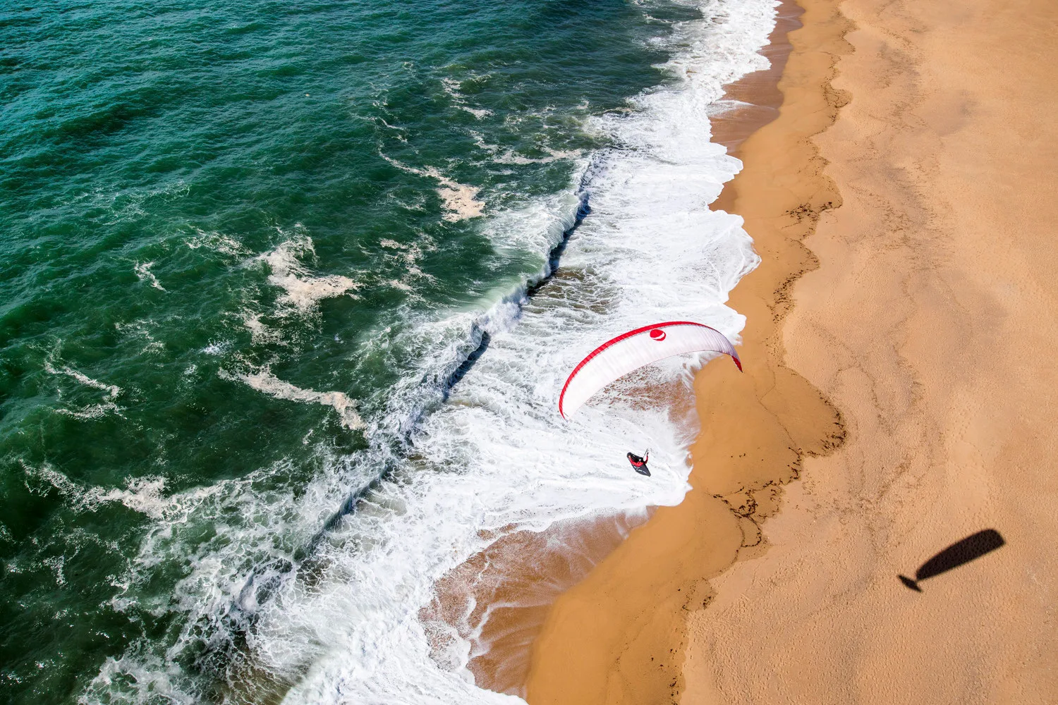 Atmosphärische Paragliding-Szene im Abendlicht