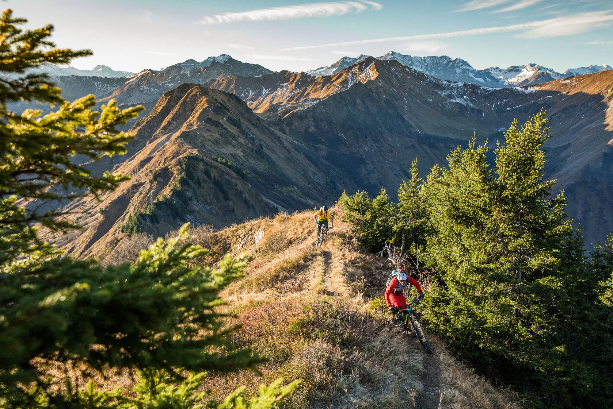 Ruhige Mountainbike-Szene in alpiner Landschaft