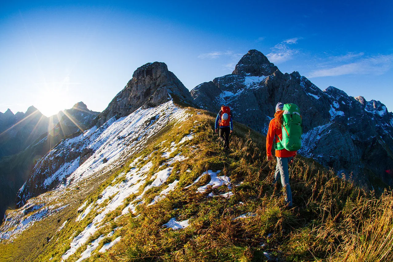 Skitourengeher Roman Rohrmoser im Aufstieg bei goldenem Morgenlicht